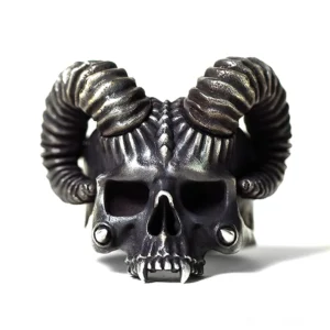 Gehörnter Dämon Totenkopf Ring Edelstahl Frontalansicht mit dunkelsilberner Vintage-Patina, detaillierte Widderhörner und Fangzähne gotischer Schmuck