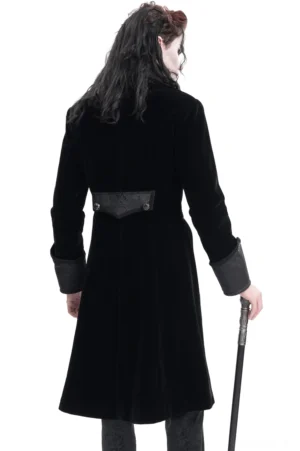 Gothic Victorian Tailcoat Rückansicht mit langem Tail-Saum, dekorativem Rückentab und dramatischer Silhouette – männlicher Model mit Spazierstock