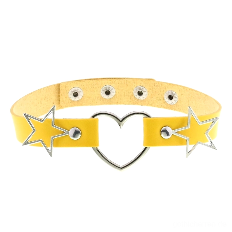 Gelbes PU-Leder Choker Halsband mit silbernen Herz- und Stern-Elementen, Flatlay-Produktdisplay für kühne Gothic Schmuck Accessoires