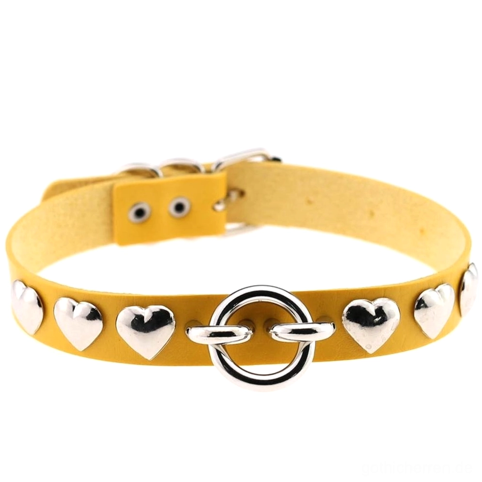 gelb pu leder herzchoker mit silbernen metalldetails kühner gothic halsschmuck produktanzeige flach gelegt