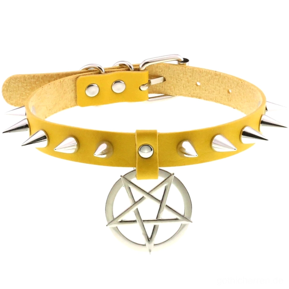 Gelb Spike Leder Choker mit Pentagram Charm und silbernen Metallakzenten – Alternative Schmuck Halsband für eklektische Dark Fashion Liebhaber