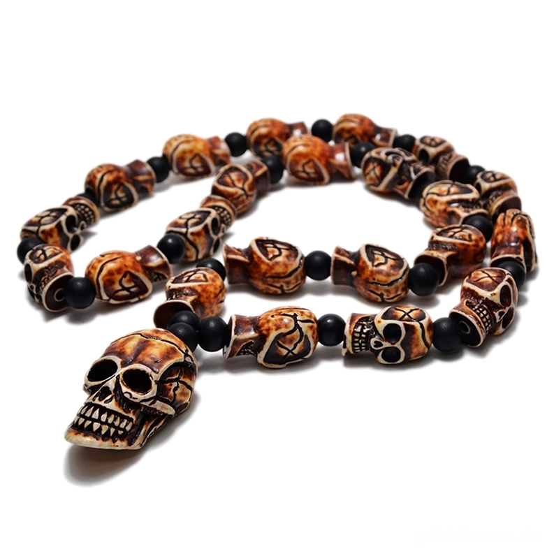 Gelbbraune antik gefärbte Totenkopf-Perlenkette mit matten schwarzen Abstandsperlen – gotische Halskette mit warmem Knocheneffekt und großem Anhänger