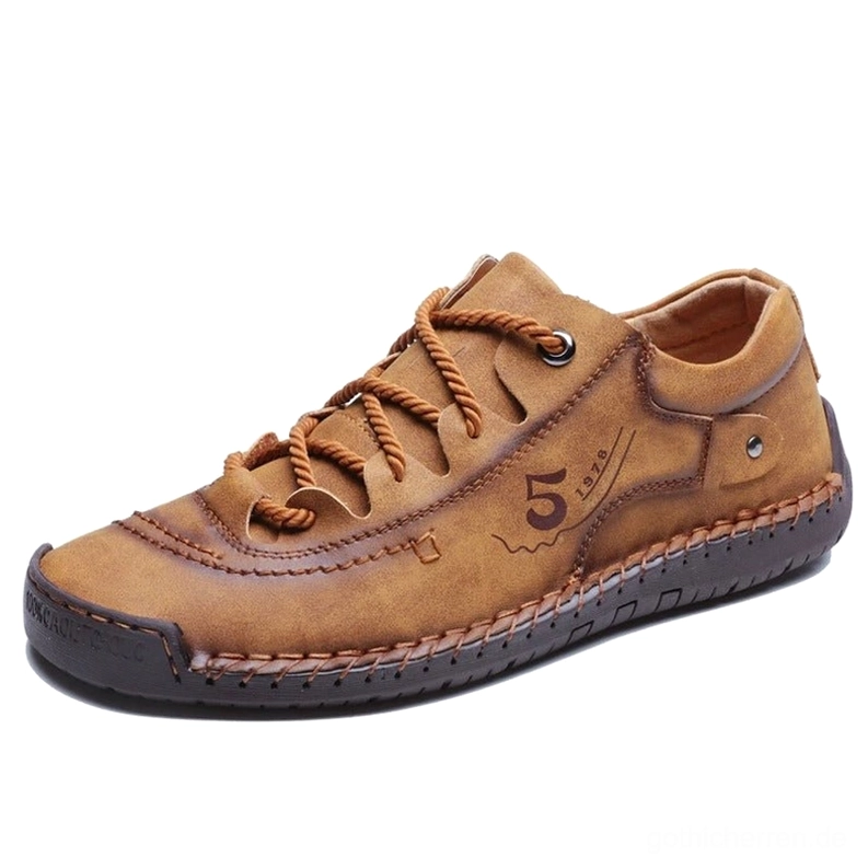 Gelbe Gothic Casual Leder Schnürschuhe Herren mit gerundeter Zehenkappe, Studio-Fotografie zeigt handgenähte Details und flexible Gummisohle