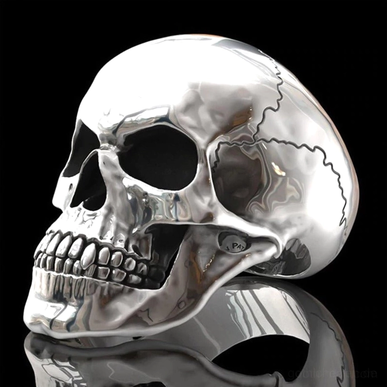 Totenkopf-Ring Seitenansicht mit reflektierendem schwarzem Hintergrund hebt hochpolierte Silberfinish gravierte Rissstruktur und anatomische Schädeldetails hervor