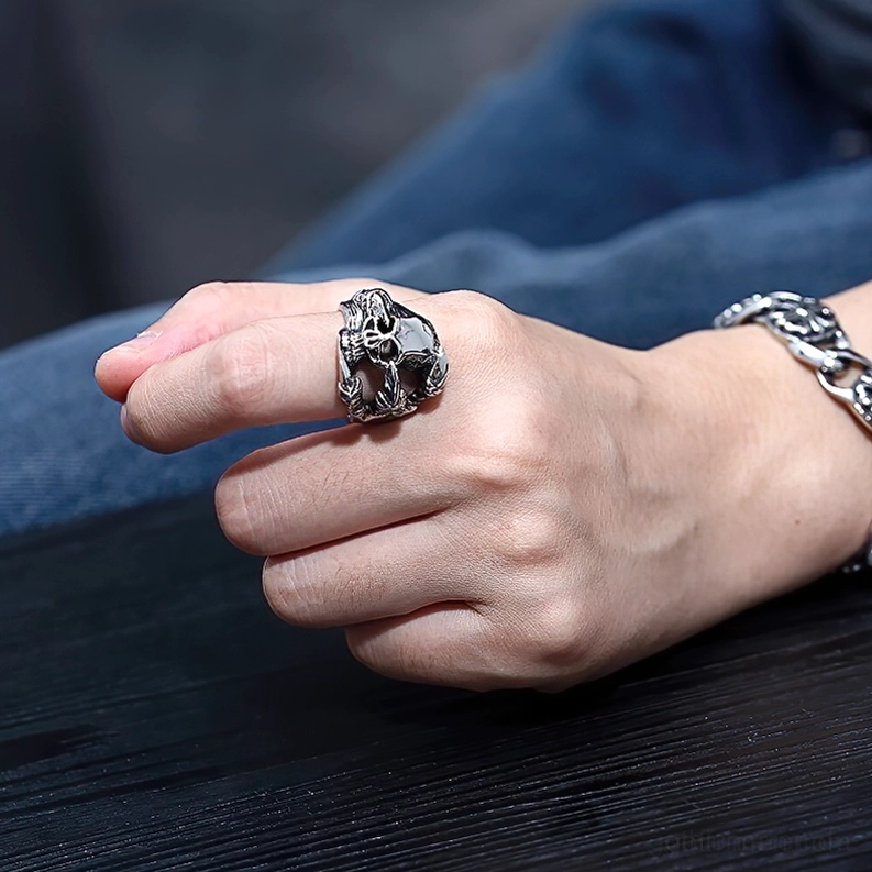 Gestapelte Drachenkrallen Totenkopf Ringe kompakte Anordnung dunkel gothic Schmuck Größenreferenz