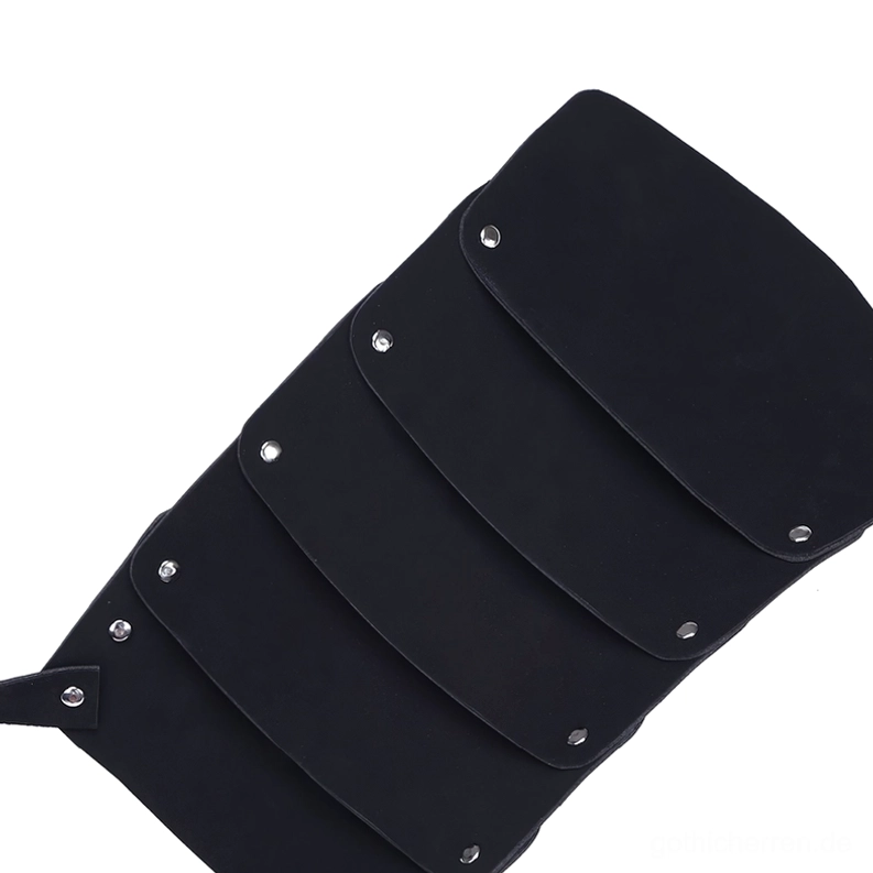 Gestapelte schwarze Kunstleder-Rüstungsplatten mit Silber-Niet-Befestigungen zeigt mehrschichtigen Konstruktion des Gothic Harness