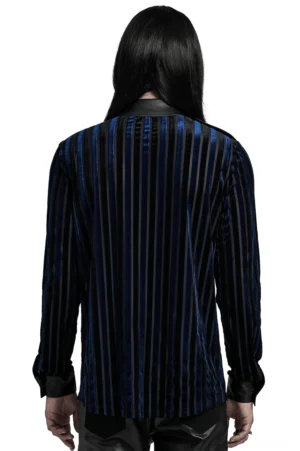 Gothic Samtstraßen-Hemd – Rückansicht auf männlichem Modell mit durchgehend gestreiftem vertikalem Samtmuster und Kunstlederkragen sowie Gummiverzierungen