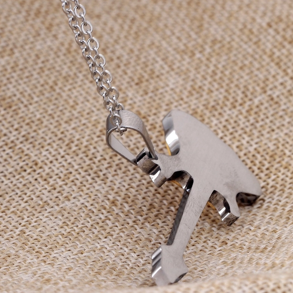 Rückseite der silbernen Elektrogitarren-Anhänger Halskette mit mattiertem Edelstahl-Finish und polierter Oberflächendetails, minimalistische Eleganz auf Leinenhintergrund, glatte Rückseite
