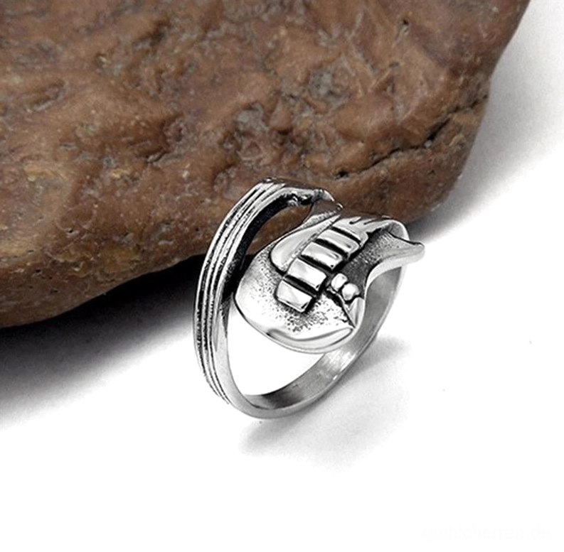 Alternative-Gitarren-Ring Rechtsseiten-Vorderansicht mit Antik-Silber-Finish, zeigt Griffbrett- und Saiten-Design-Details, unisex Statement-Schmuck für Gothic-Subkultur