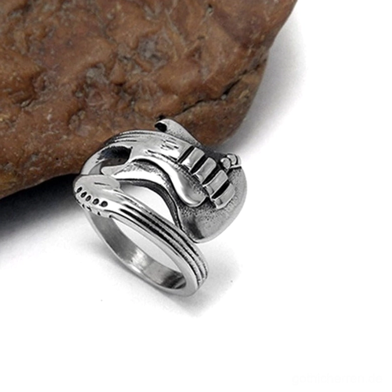 Gothic-Gitarren-Ring Linksschrägansicht mit detaillierten Tonabnehmer-Details und Antik-Silber-Patina-Finish auf braunem Stein-Hintergrund, Alternative-Schmuckdesign