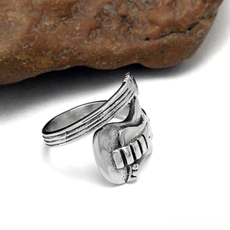 Polierter Edelstahl-Gitarren-Ring linke Rückansicht mit Brücken-Details und strahlend silberner Oberfläche auf Rock-Hintergrund, Gothic-Alternative-Schmuck