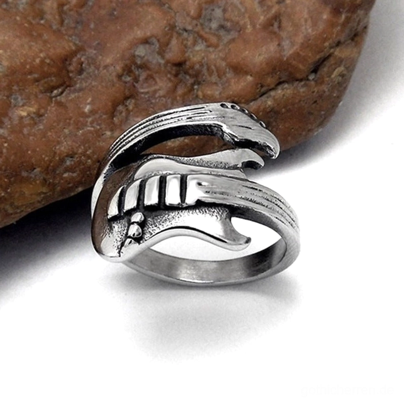 Edelstahl-Gitarren-Ring Schräglage-Ansicht mit vollständiger Gitarren-Silhouette in vintage dunklem Silberton, gotisches Rock-Schmuck-Statement für Musiker