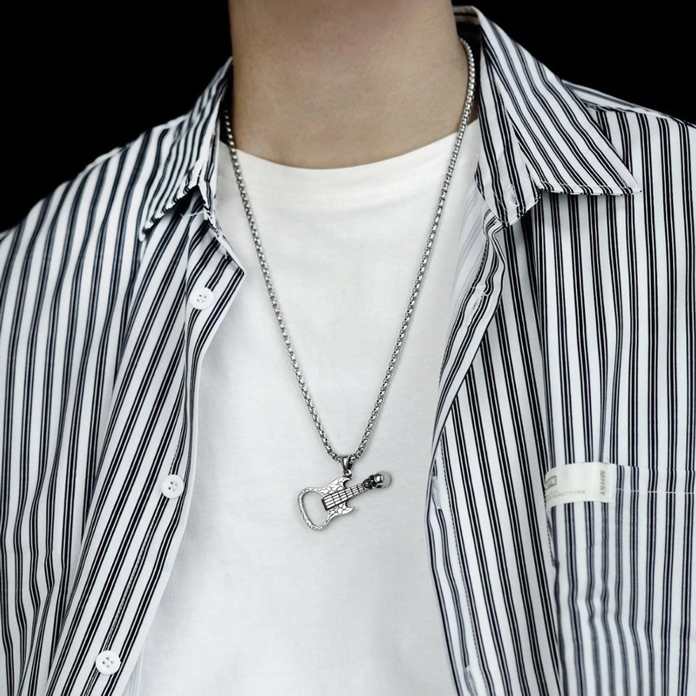 Getragener Gitarren-Schädel-Anhänger Halskette männliches Modell Streetwear Styling