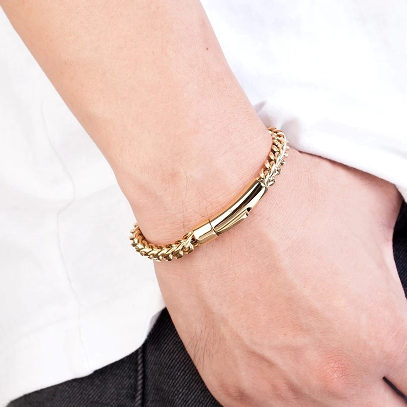 Gold Edelstahl Gothic Armband auf Herrenmodell – Nahaufnahme Seitenansicht bei alltäglicher Trageweise, Styling-Inspiration