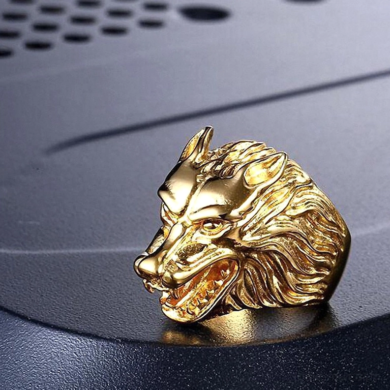 Gold polierter gotischer Wolfkopf-Ring mit hellem Finish und aufwendiger Gesichtsdetail-Schnitzerei, zeigt furchterregende Fangarrangements und Mähnen-Strukturierung auf dunklem Hintergrund