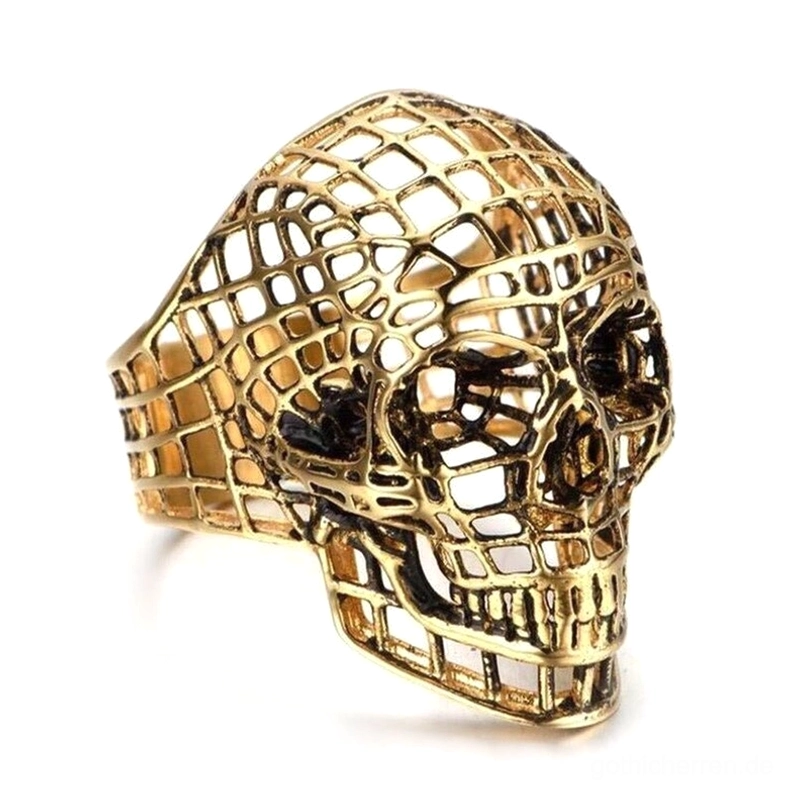Goldener hohler Schädel Edelstahlring – Dreiviertelsicht mit detailliertem geometrischem Gittermuster und gotischer Designstruktur