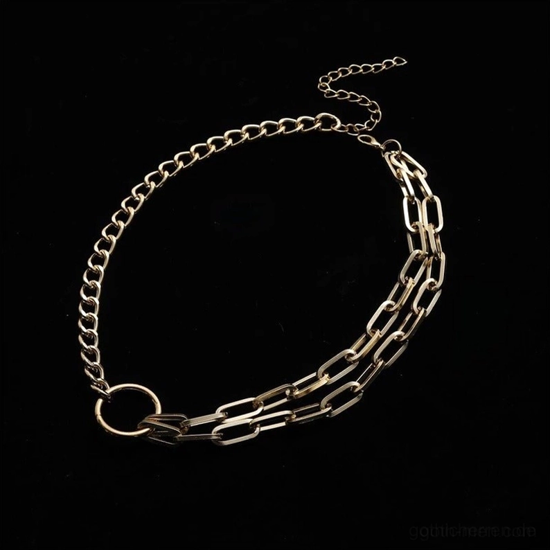 Gold doppellagige Gothic Kettenchoker Flat-Lay-Detailaufnahme - Büroklammer-Stil überlagerte Ketten mit kreisförmigem Verschluss-Verbinder und geometrischem Kettenglied-Design