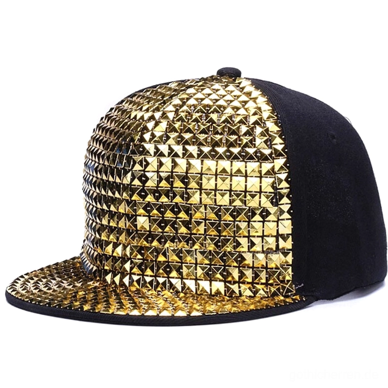 Gold metallische Pyramid-Stud-Snapback-Kappe mit reflektierenden Studs, Frontansicht, gotische Kappe mit goldfarbenen Nieten-Pyramiden, luxuriöse Alternative