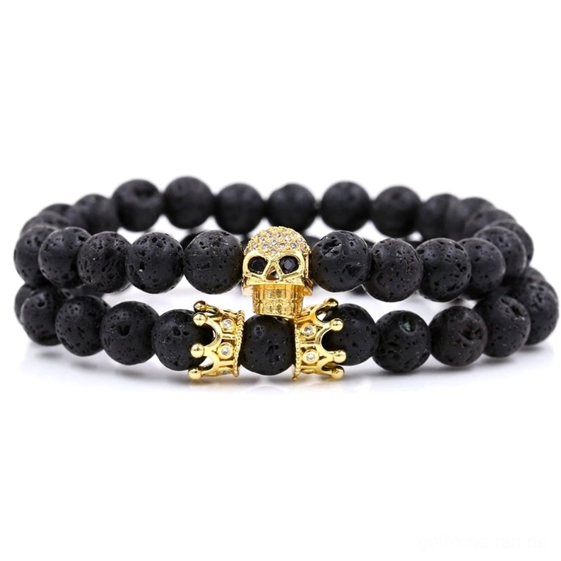 Gold-farbenes Memento Mori Totenkopf-Krone Perlenarmband mit natürlichen schwarzen Vulkainsteinen und funkelnden Strass-Details - luxuriöser gothischer Unisex-Schmuck Detailansicht