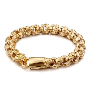 Gold-farbiges Edelstahl Totenschädel Kettenarmband mit verschlungenen Schädel-Gliedern, Draufsicht Flatlayansicht, Gothic Punk-Ästhetik