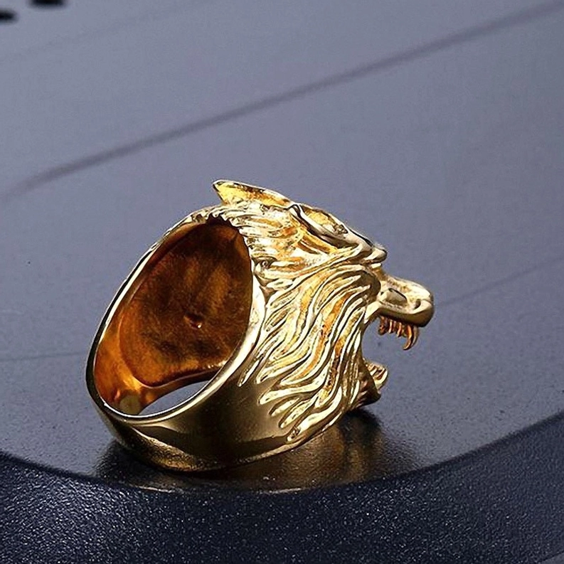 Goldton Wolfring äußere Hinteransicht zeigt geschnitzte Mähne auf polierter Metalloberfläche mit luxuriösem Finish, gotische Alternative Schmuckdetail-Struktur