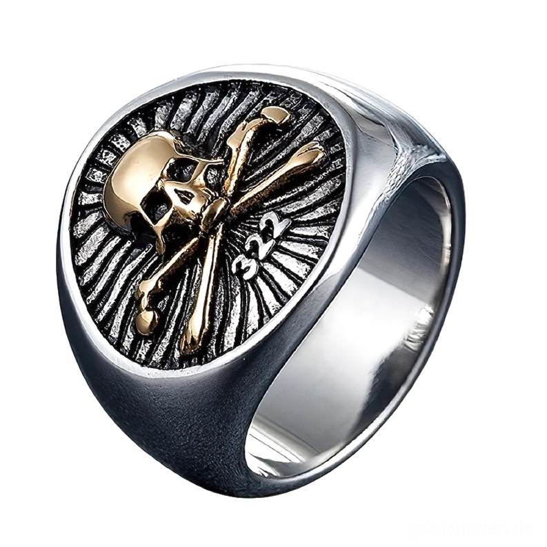 Goldener Totenkopf Piraten-Sigelring mit 322 Markierung im gotischen Design, Seitenprofilansicht auf weißem Hintergrund
