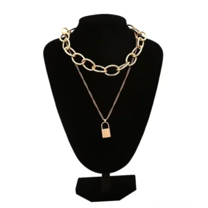 Goldfarbene Gothic Lock Pendant Kette mit mehrschichtiger Kettengestaltung auf schwarzem Schmuck-Mannequin, luxuriöser Glanz, elegante Anhänger-Platzierung