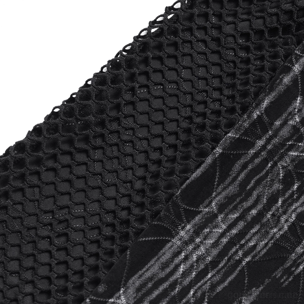 Goth Cyberpunk Mesh T-Shirt Seitenprofil mit Mesh-Ärmel und Hardware-Details auf männlichem Model