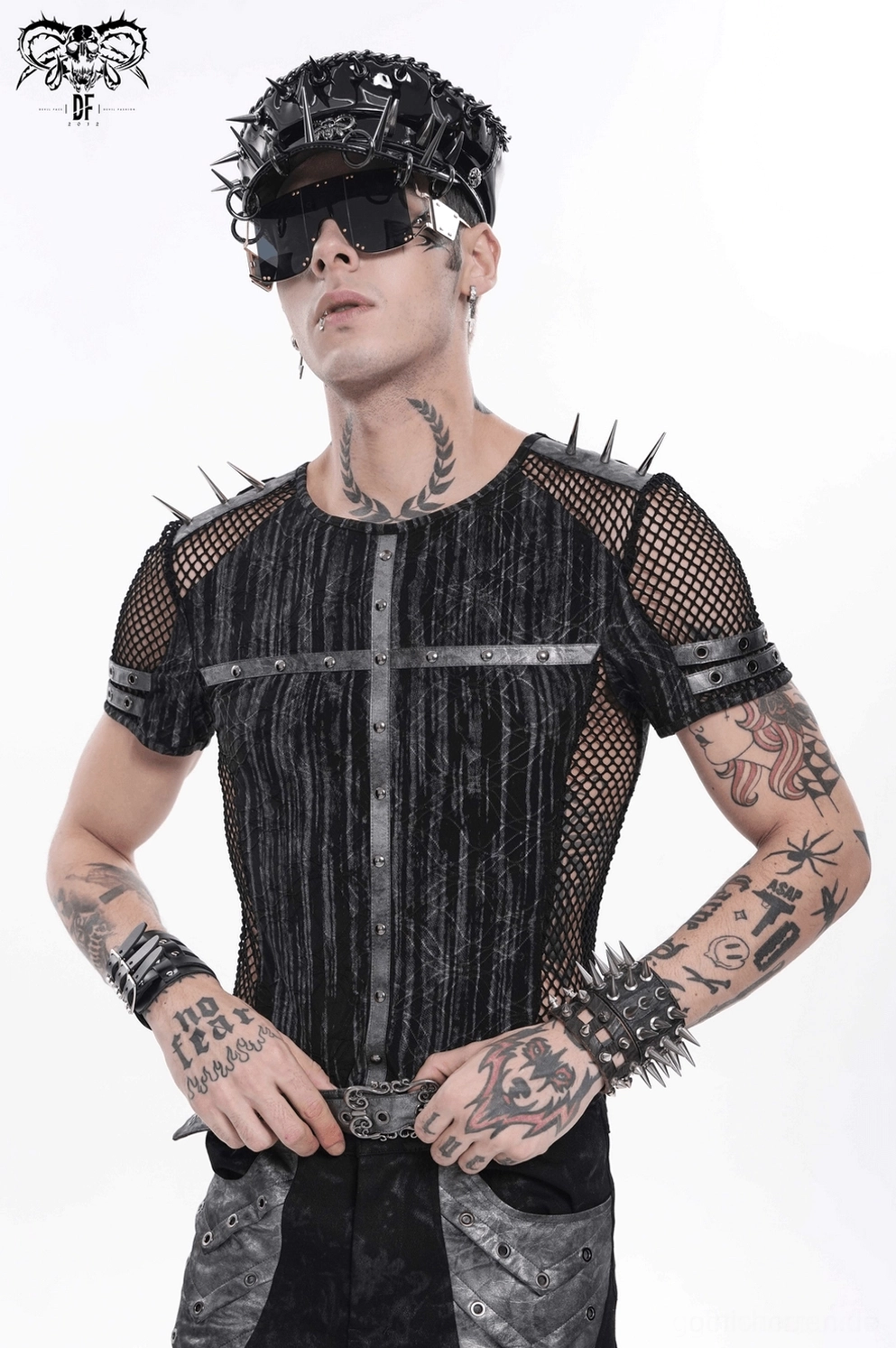 Goth Industrial Mesh T-Shirt Passform und Drapage auf männlichem Model Demonstration slim-fit Silhouette