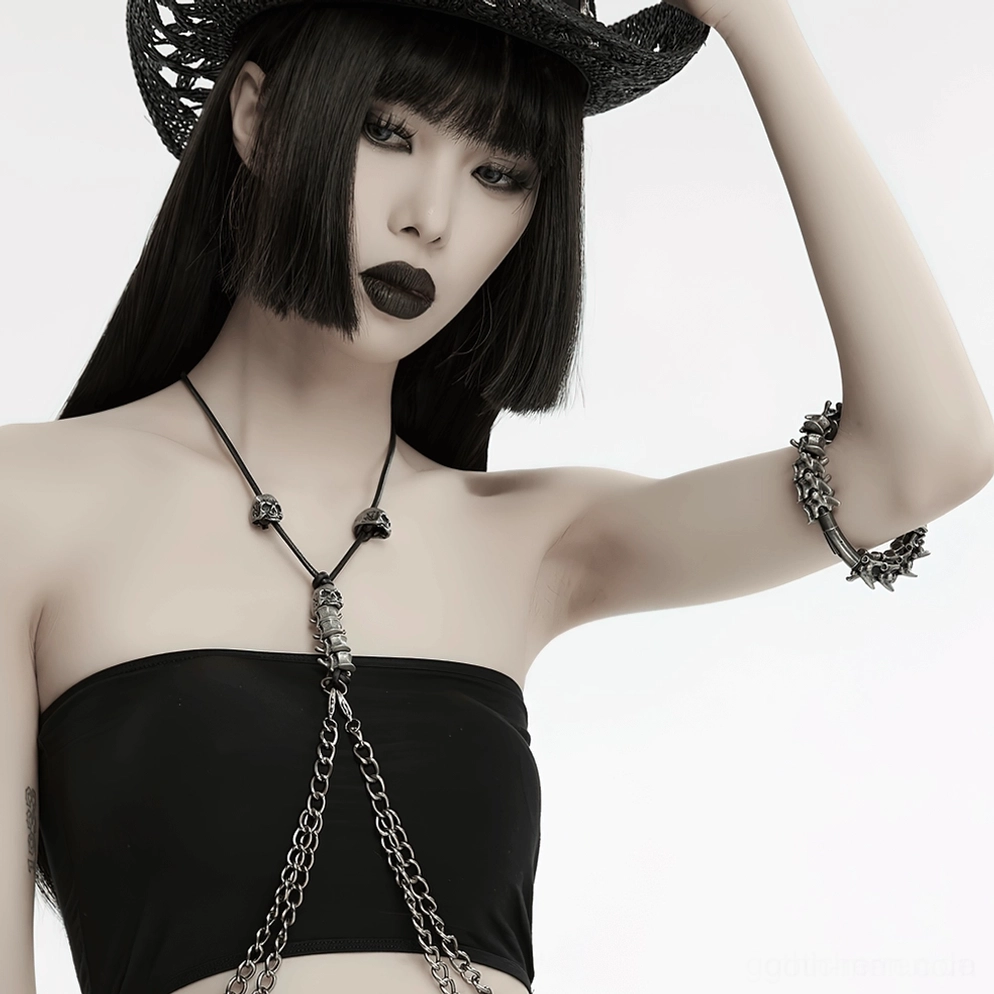 Gothic-Modell trägt Vertebra-Spike-Armmanschette mit schwarzem Bandeau-Top und Cowboy-Hut in Alternative-Fashion-Styling