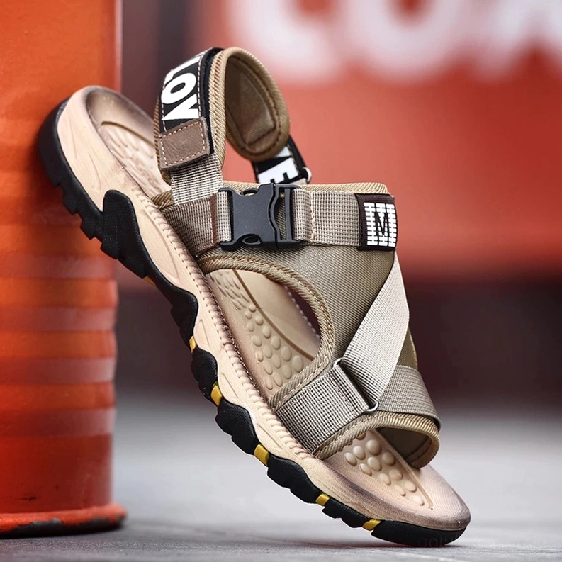 Dunkelbraune Alternative Sandalen mit Fokus auf texturiertes EVA-Fußbettdesign, massagestruktur und ergonomische Fußbettform für ganztägigen Tragekomfort