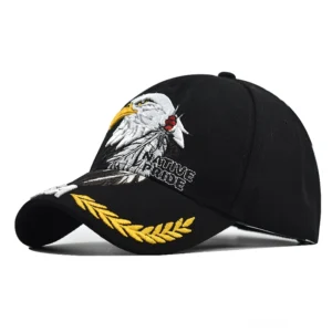 Schwarze Gothic Adler Baseballkappe mit Native Pride Text und goldener Weizen-Krempen-Stickerei Front-Angle-Ansicht