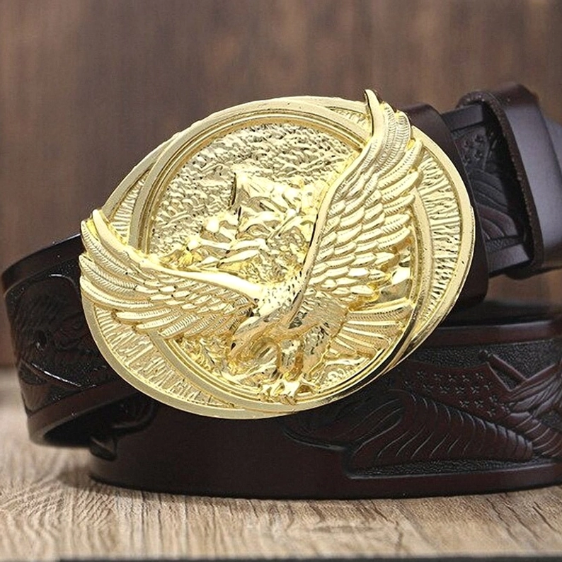 Brauner lederner Gothic Adlergürtel mit goldfarbener Schnalle, angewinkelter Seitenblick zeigt Handwerksqualität