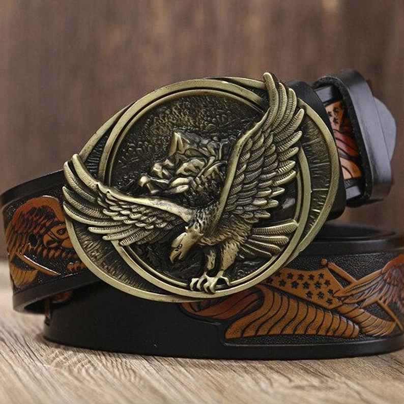 Herren Gothic Adler Ledergürtel mit bronzefarbener Metallschnalle und westlichen Prägemotiven auf schwarzem Leder