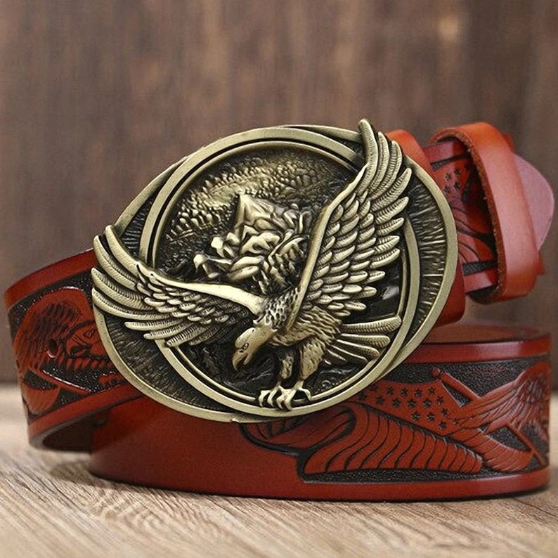 Rotbraun-gefärbter gotischer Adler-Ledergürtel mit bronzefarbener Metallschnalle und geprägten Adler-Details