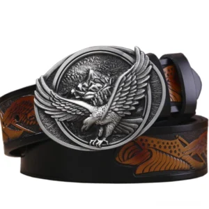 Gothic Adler Ledergürtel Herren mit silberfarbener Metallschnalle auf schwarzem geprägtem Rindsleder, Vorderansicht, flat lay