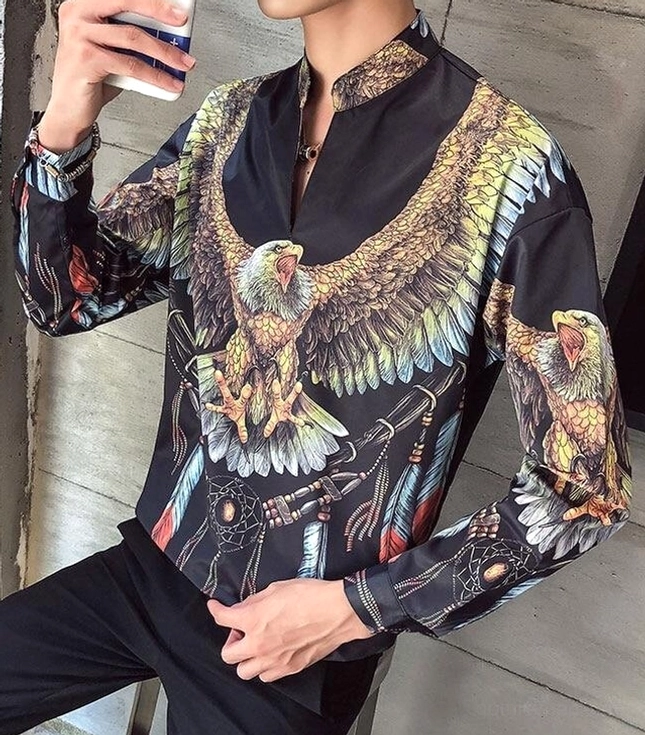 Gothic Adler Traumfänger Hemd schwarz Seitenansicht - Seitenprofil mit Druckdetail und Slim-Fit Passform Herren