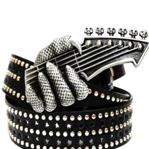 Gothic Adler-Krallen Gitarren-Schnallengürtel aus schwarzem Leder mit Nieten und Sternausschnitten, präsentiert auf weißem Hintergrund - Unisex Punk Rock Accessoire mit vintage Silbermetall-Schnalle