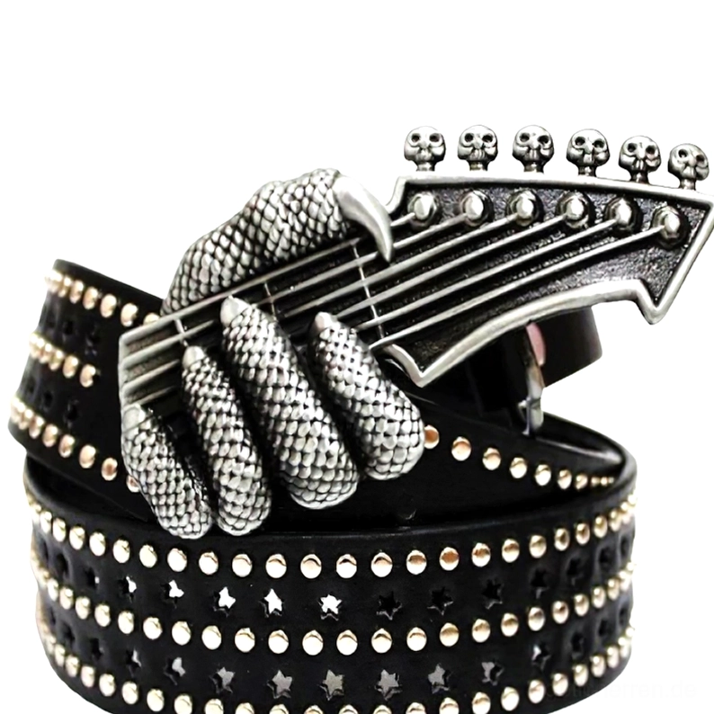 Gothic Adler-Krallen Gitarren-Schnallengürtel aus schwarzem Leder mit Nieten und Sternausschnitten, präsentiert auf weißem Hintergrund - Unisex Punk Rock Accessoire mit vintage Silbermetall-Schnalle