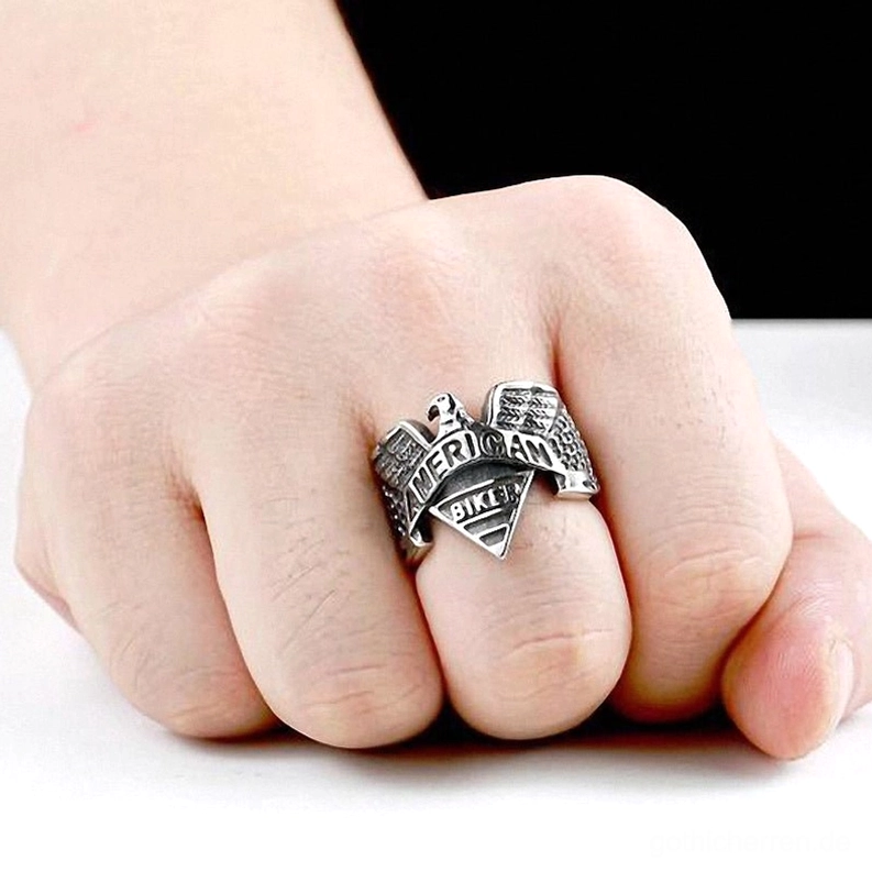 Gothic Adler Siegelring Schrägansicht 3D Schnitzdetail - zeigt Bandgewicht und dreidimensionales geschnitztes Design des Biker Rings