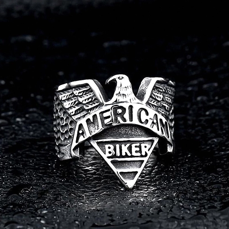 Rückansicht des silbernen Gothic Adler Siegelrings - zeigt Bandhämmerung und umfassende Gravurdetails des Biker Designrings