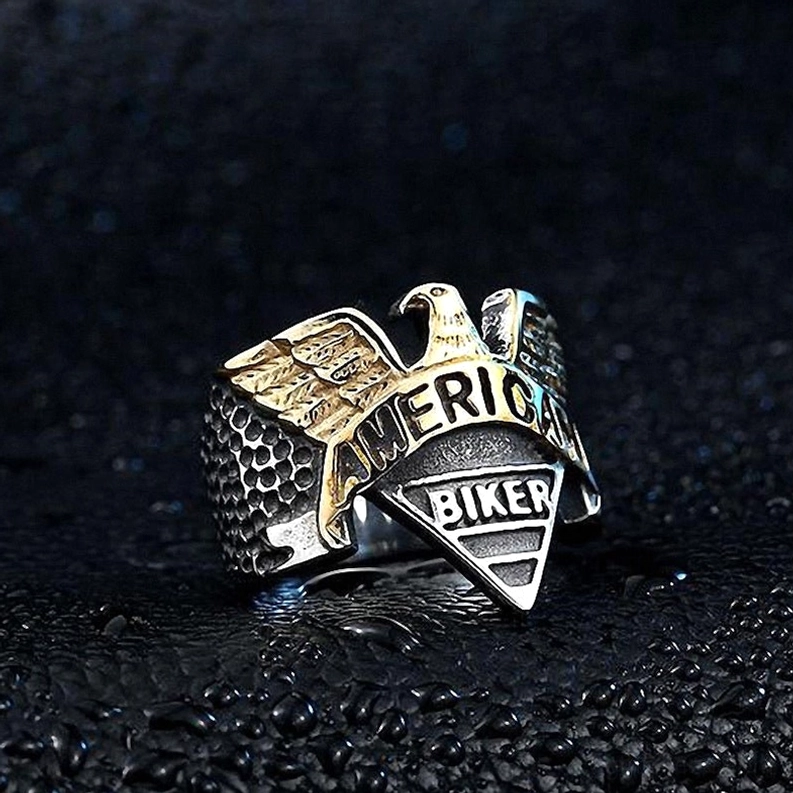 Seitenansicht des zweifarbigen Gothic Adler Rings - zeigt Bandprofil und strukturierte Verzierungen des Edelstahl Siegelrings
