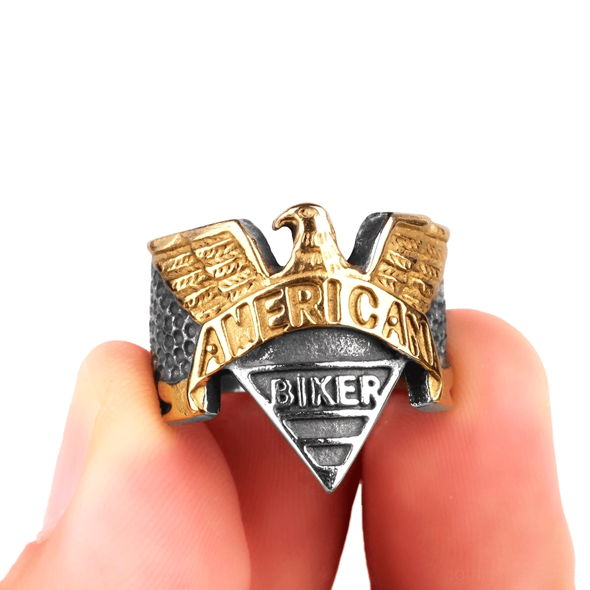 Zweifarbiger Adler Siegelring in der Hand getragen - zeigt Gothic Design Detailgröße und Tragbarmachung des Statement Rings