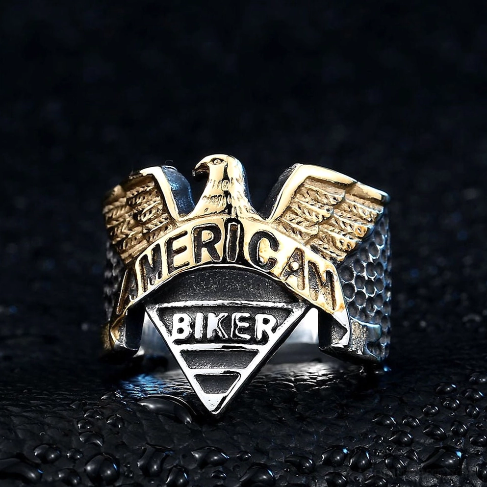 Dunkle atmosphärische Aufnahme des zweifarbigen Gothic Adler Rings mit Wassertropfen Hintergrund - mystische Aesthetic Biker Jewelry