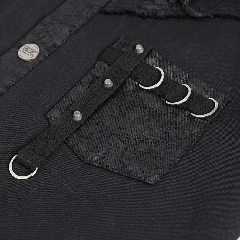 Detail-Nahaufnahme des gotischen ärmellosen Hemdes Metallbeschlag und Textur-Zusammensetzung zeigt schwarzes Webstoff-Gewebe mit Metallverzierung, Jacquard-Muster und feiner Gewebestruktur