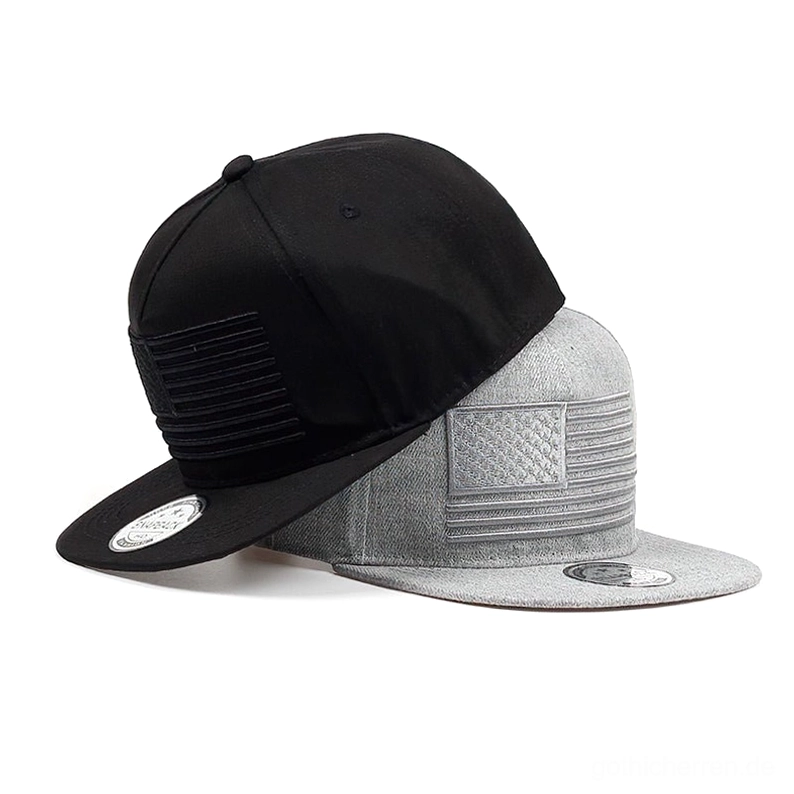 Zwei Gothic Flag Snapback Kappen gestapelt nebeneinander, schwarz und graumeliert Varianten mit tonal gesticktem USA Flag Design, Vergleichsaufnahme