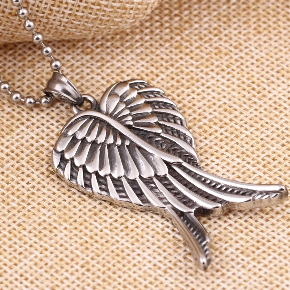 Seitenansicht Gothic überlappter Engelsflügel Anhänger Halskette aus Edelstahl mit Antik-Silber Finish und Perlenkettenglied