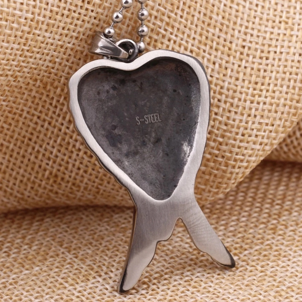 Oberer Rückblick Gothic Engelsflügel Anhänger herzförmiges Rückenplättchen mit S-STEEL Zertifizierungsstempel Edelstahl Qualitätsmarke