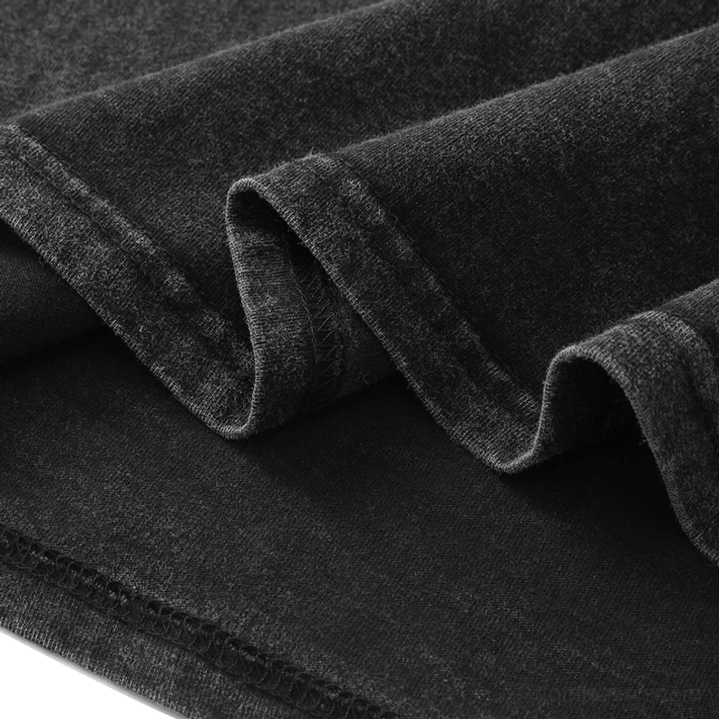 Baumwoll-Canvas-Gewebe Textur und verrollte Saum-Nähte auf dem Gothic Anime Muskelshirt mit Vintage-Washed-Effekt