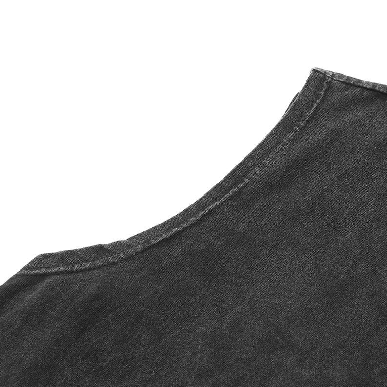 Saubere Schulternahtverarbeitung und Armloch-Bindung auf dem rechten Schulterbereich des Gothic Anime Muskelshirts - Sleeveless Konstruktion